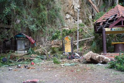 視頻| 玻加基武吉著名景點 巨石崩落 砸壞8摩托 