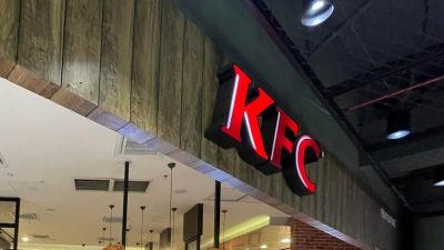 KFC午餐时段门可罗雀 顾客感叹: 员工只能领时薪养家