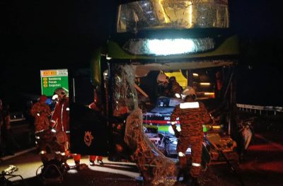 长途巴士与罗里碰撞  司机受伤  36乘客无恙
