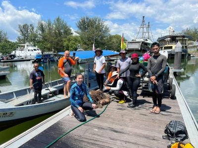 8潜水员下水2趟．珊瑚礁公园捞50公斤鬼网