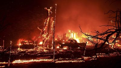 加州内陆城市野火延烧逾5000公顷 州际公路关闭居民疏散