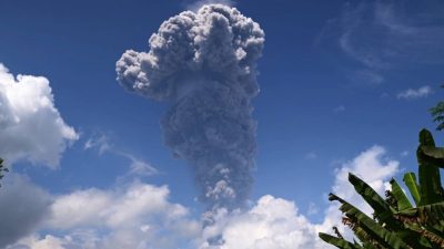 印尼伊布火山爆发 可能出现洪水和冷熔岩流