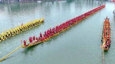 湖南益陽百米龍舟 成功挑戰“最長雙橈龍舟”世界紀錄