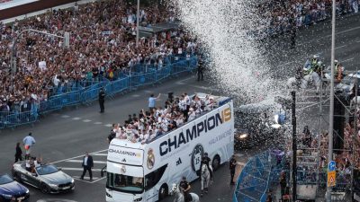 歐冠杯|球隊一個月內2度奪冠遊行  皇馬球迷最幸福