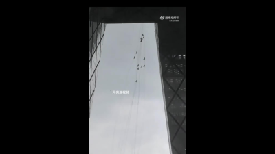 狂風暴雨襲來！央視大樓多名戶外作業員被懸吊於空中