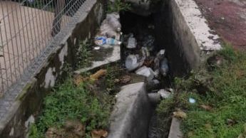 班达马兰新村沙巴路 大量垃圾塞沟竟有轮胎