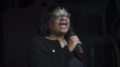 英国首位非裔女议员 宣布将为工党上阵