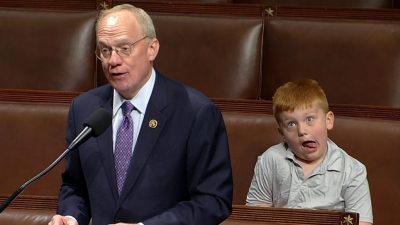 超抢镜！美议员老爸国会演说  6岁小儿身后做鬼脸引爆笑