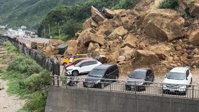台湾基隆山泥倾泻 波及9车4车遭压毁