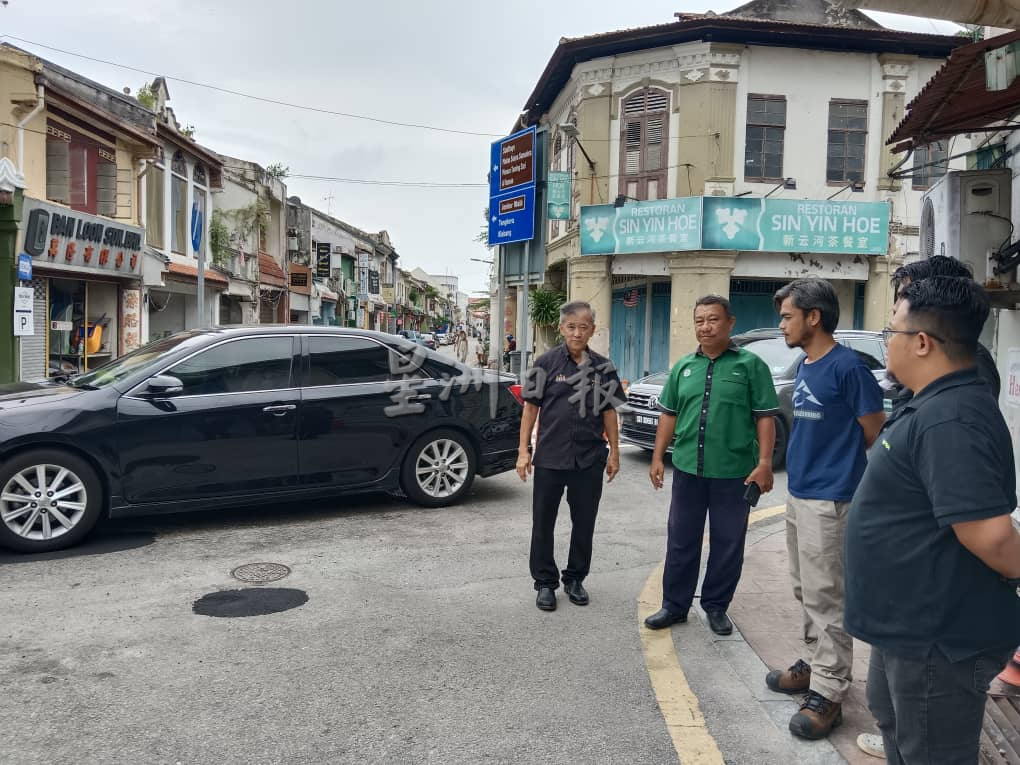 (古城封面副文)板底街路坑被铺平