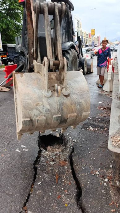 美园-医院路交通灯处 路面裂 桥下泥石流失