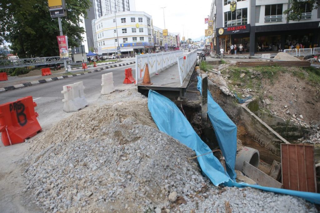美园大路河桥泥石流失 警:今晚7pm封路至12am