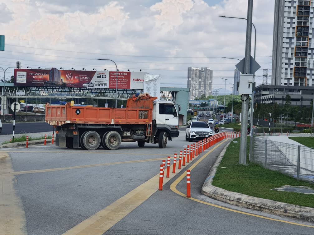 MRR2驶入布特拉峇尤道封路口 错过转弯违例U转 险!