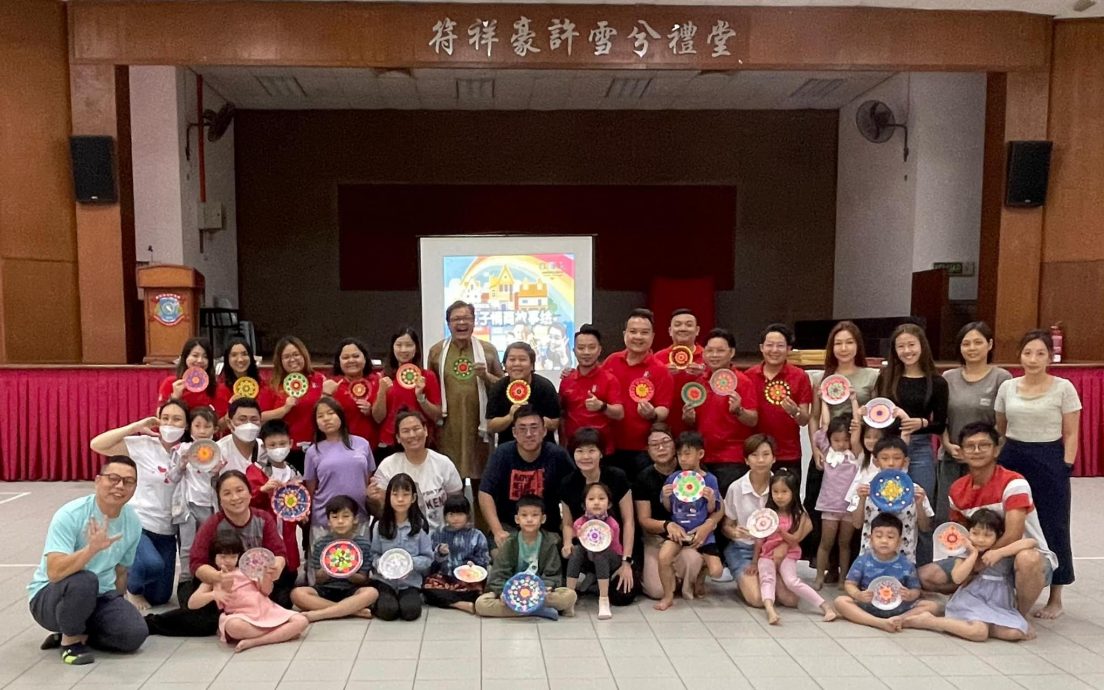“绘出情感彩虹:亲子情商故事绘”活动圆满举行,虽然遇上屠妖节连假,不过依然获得不少家长及孩童参加,反应不俗。