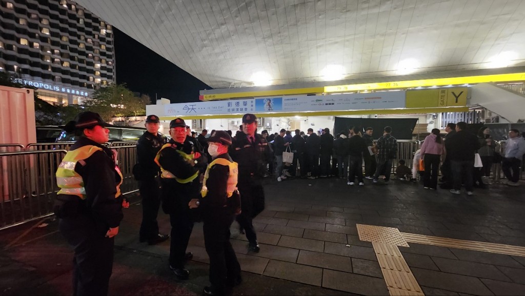 警接殴斗炸弹连环投报 刘德华尾场个唱被恶搞