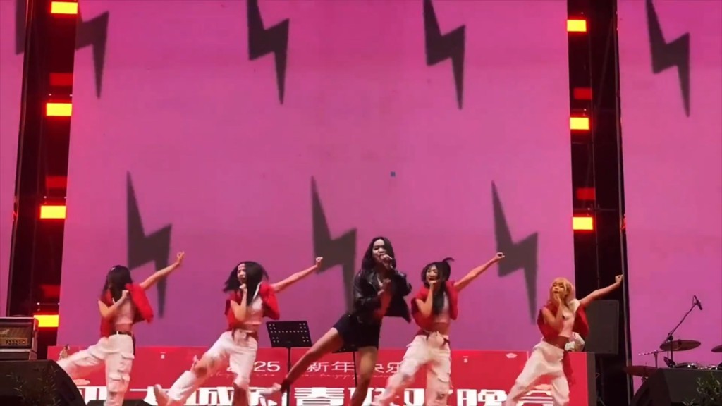 断网断电前 苖瓦迪传嚣张搞除夕春晚 长腿旗袍女跳中国舞